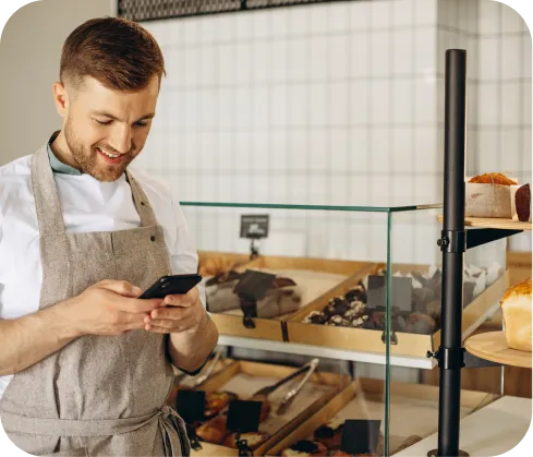 Hombre emprendedor usando Poket para llevar el control de sus ventas