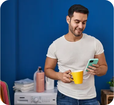 Imagen de hombre emprendedor sosteniendo un celular para cobrar con Enlace de Pago en Poket
