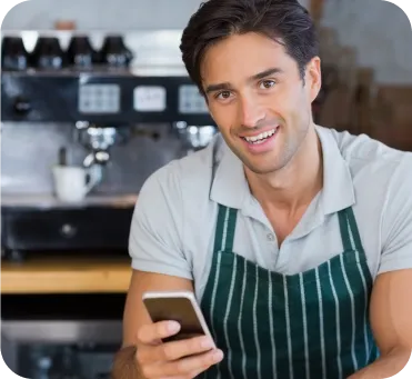 Imagen hombre emprendedor sonriente hablando por celular en su negocio 