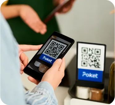 Imagen de manos con un celular scaneando un código QR de Poket