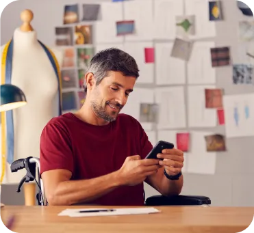 Hombre emprendedor sonriente usando celular para cobrar con Poket