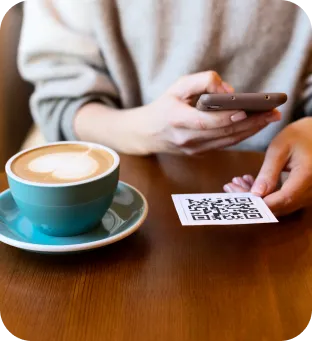 Cliente escaneando código QR