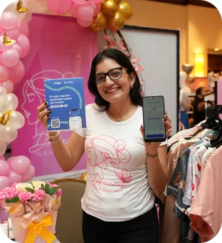 Emprendedor en feria cobrando con Poket