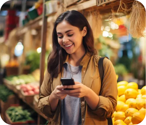 Mujer emprendedora usando celular para cobrar con Poket