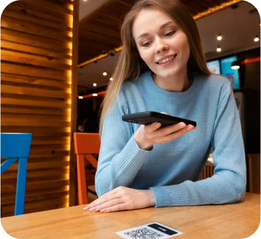 Imagen de mujer con un celular scaneando un código QR de Poket