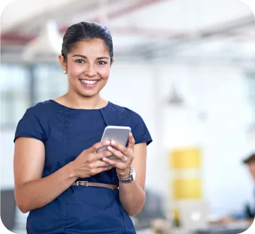 Mujer mesera sonriente usando celular para cobrar con Poket en su negocio